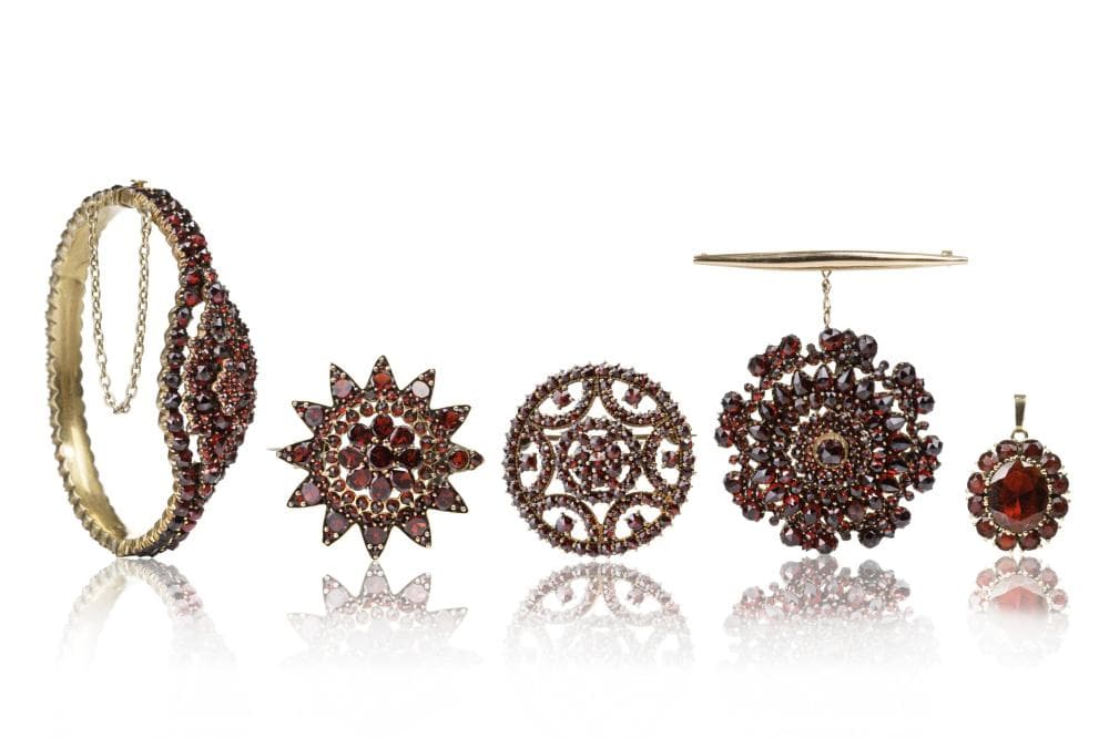 Fünfteiliger Granatschmuck. Spätes 19. Jh./ Early 20th cent.