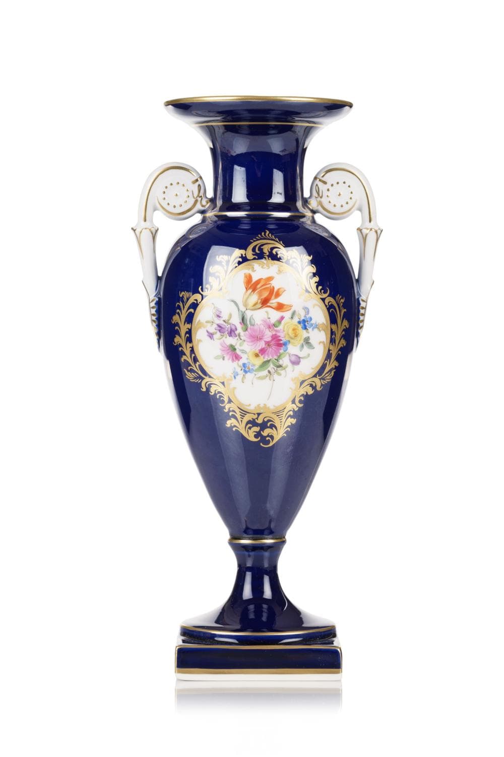 Amphorenvase mit Bukettmalerei auf kobaltblauem Fond. Meissen. 1971.