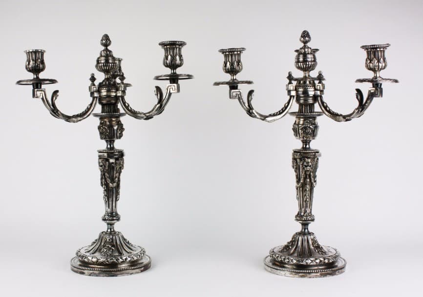 PAIRE DE CANDELABRES en métal argenté à trois bras de lumière...