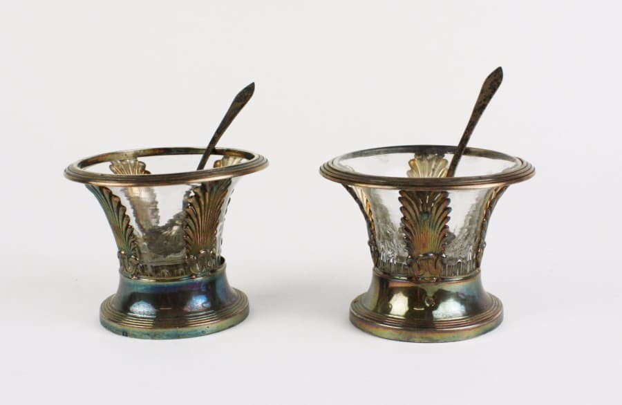 PAIRE DE SALERONS de forme cornet en argent ajouré et ciselé de palmettes