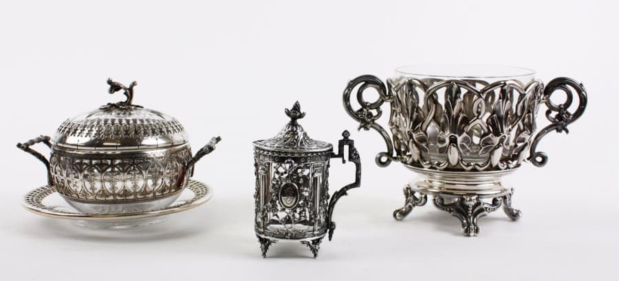 Réunion de trois objets en argent : SUCRIER en argent ajouré à décor feuillagé