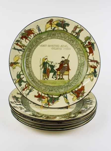 Manufacture Royale Doulton Suite de six assiettes en faïence...