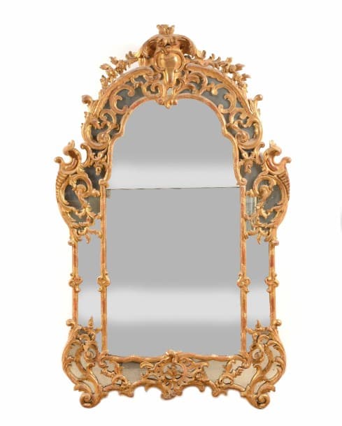 MIROIR à pareceloses de forme mouvementée en bois doré