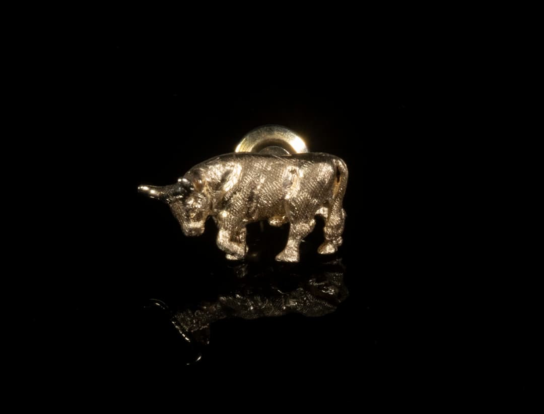 GOLD BULL FORM TIE TACK - LAPEL PIN
