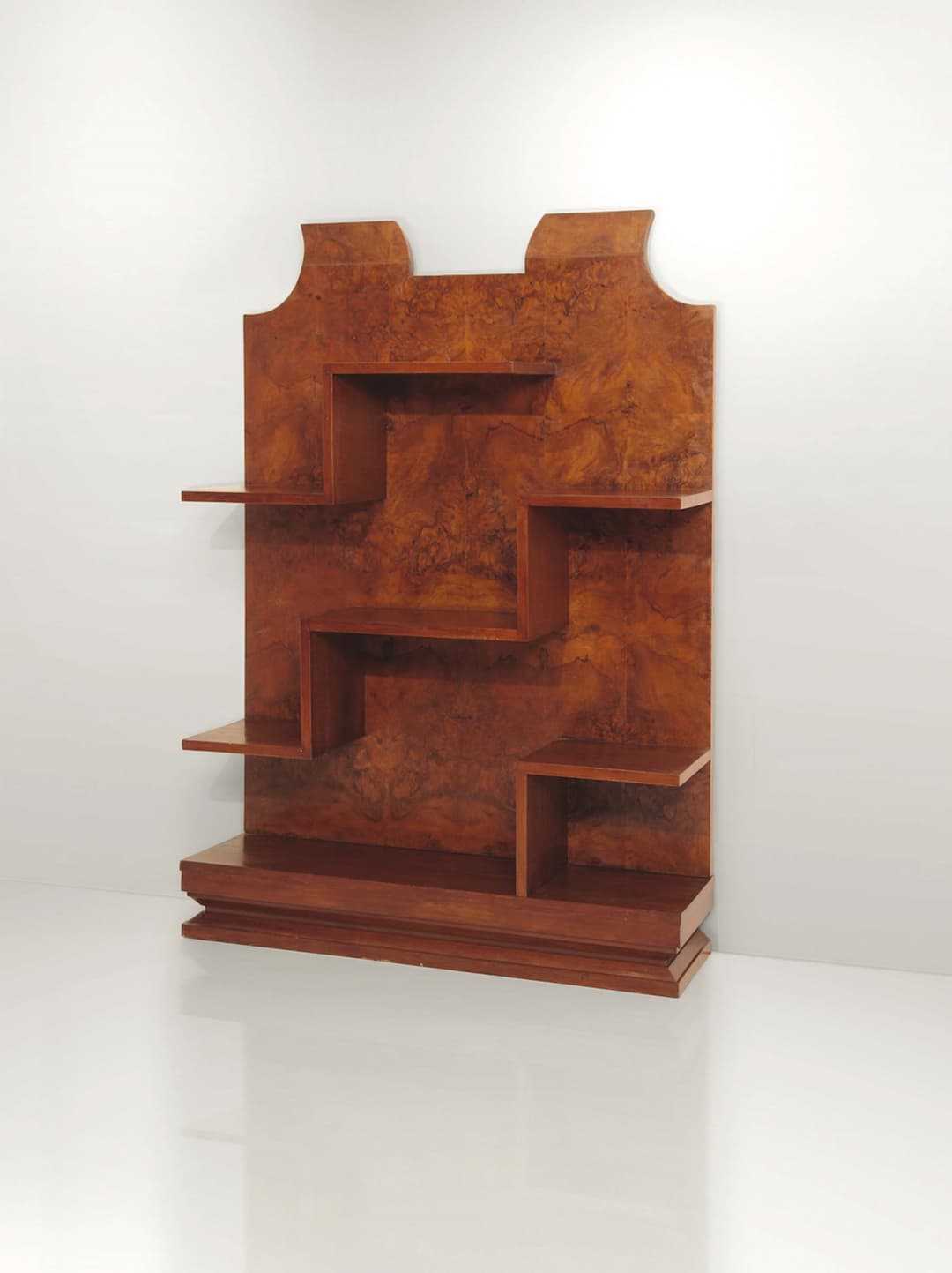 Libreria con struttura in legno e rivestimenti in radica.