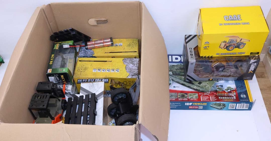 Lot 16 - a collection of radio-controlled modern