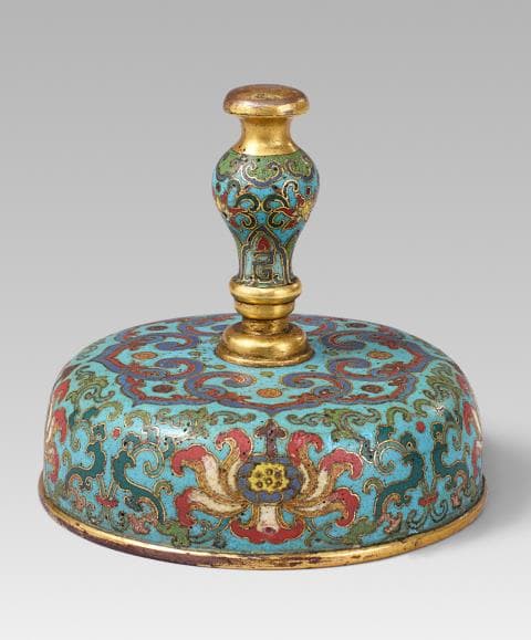A cloisonné enamel lid. 18th century