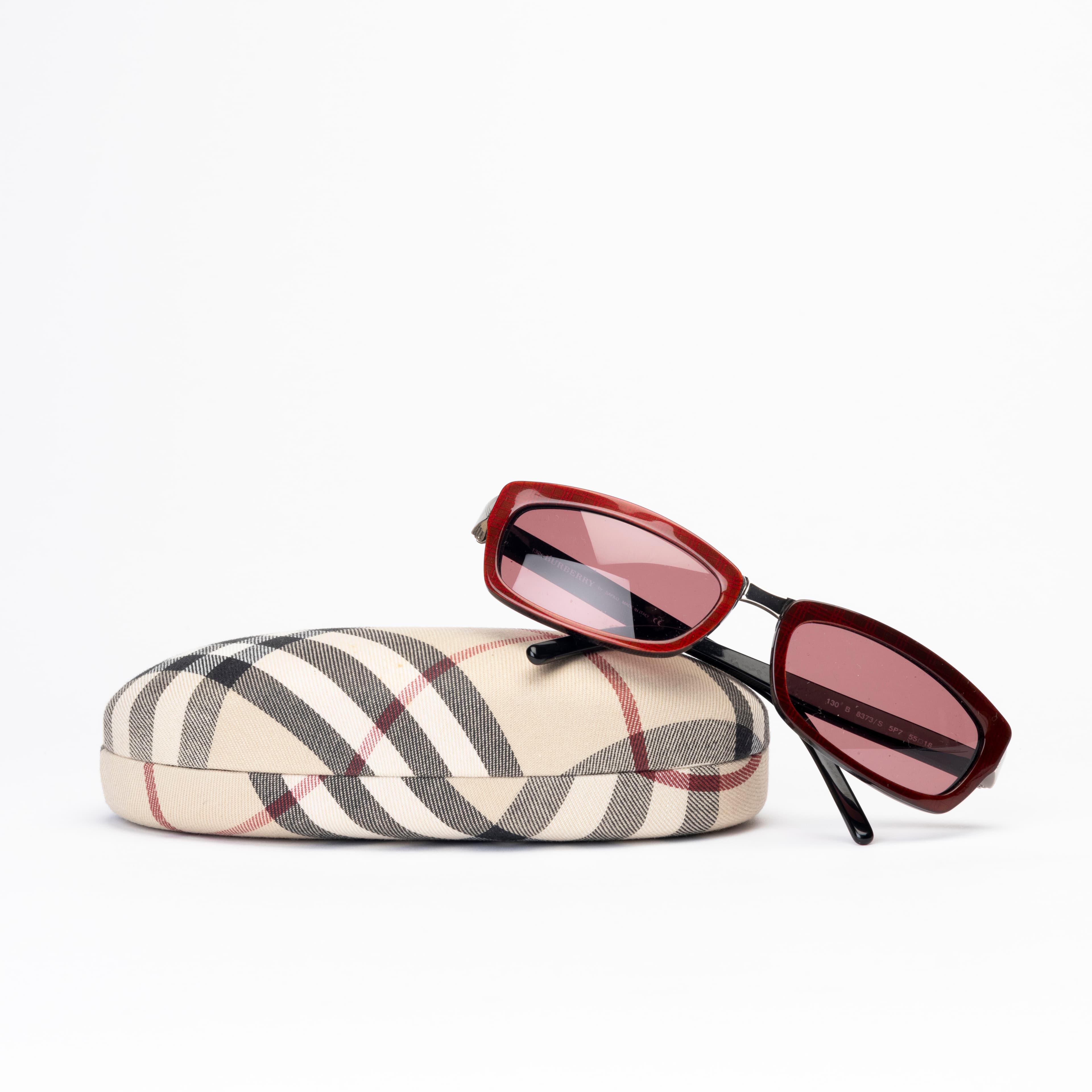 BURBERRY. Solglasögon, acetat, modell B 8373/S, by Safilo, London, England.