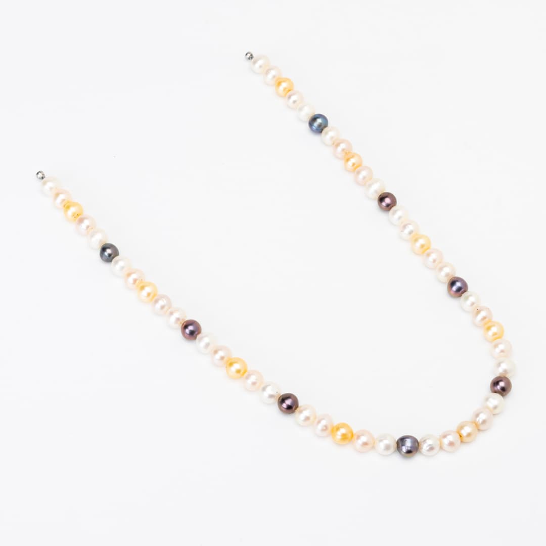 COLLIER, odlade pärlor, trädda med Ole Lynggaard-dobbar.