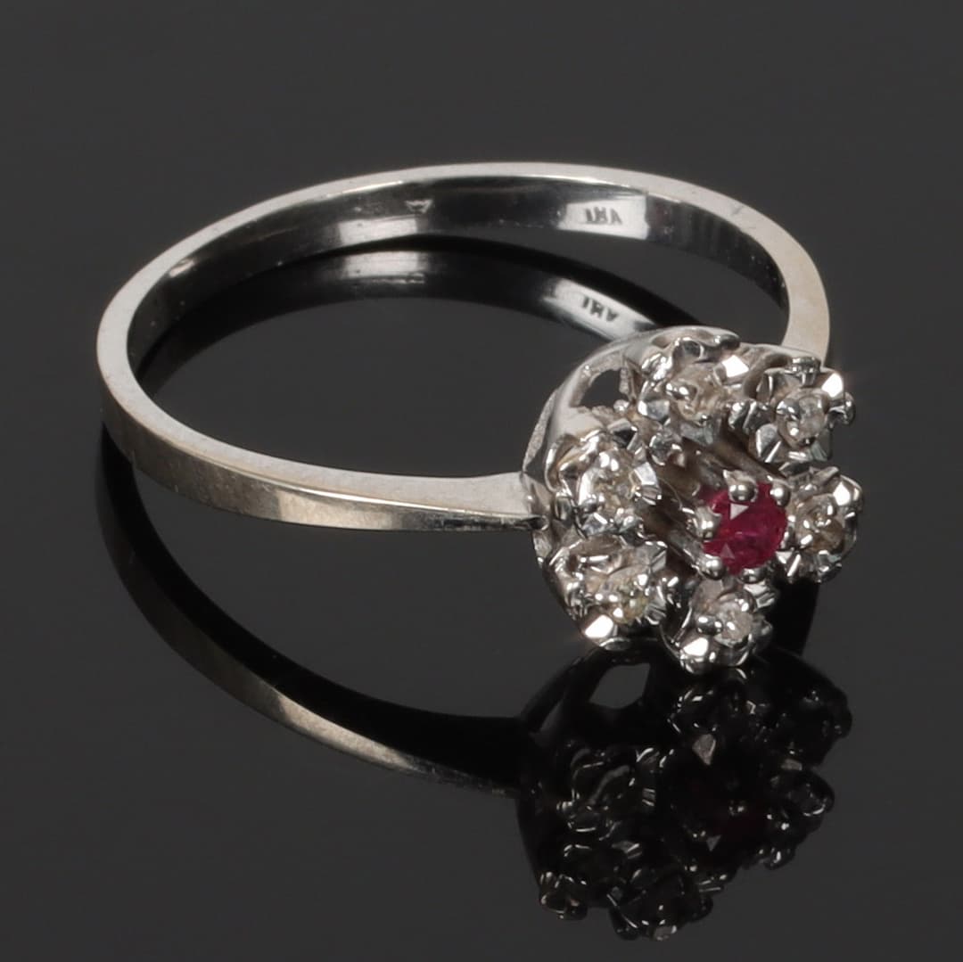 RING, 18k vitt guld, med röd och vita stenar, 1900-tal.