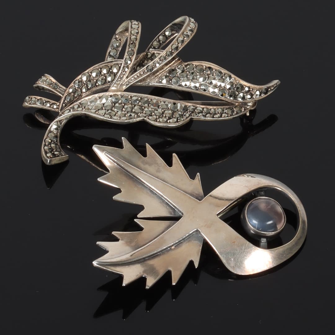 BROSCHER, bl.a. Sterling silver, med månsten, design Per Sköld för
