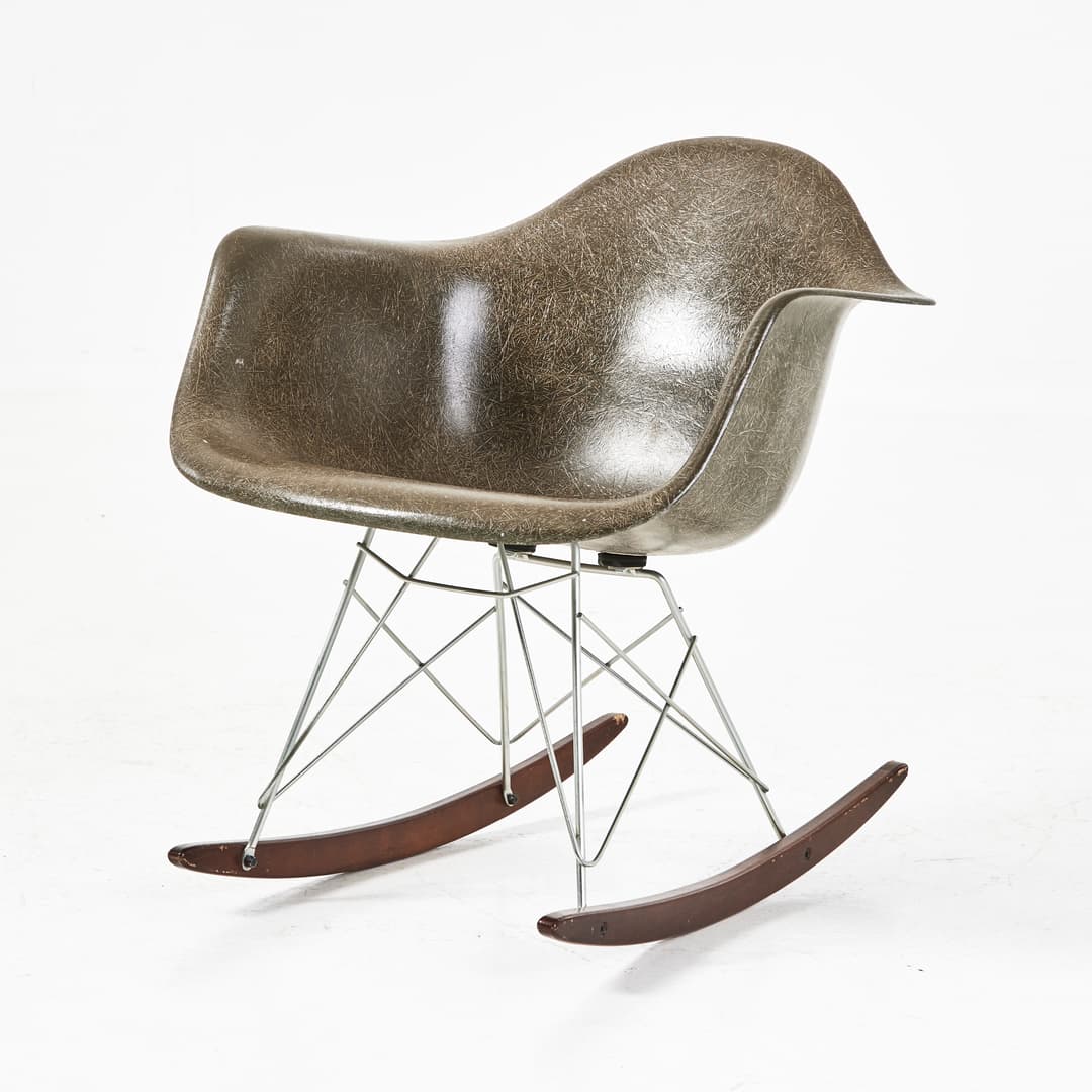 CHARLES & RAY EAMES. "Ray", gungstol, Herman Miller, glasfiber, benställning