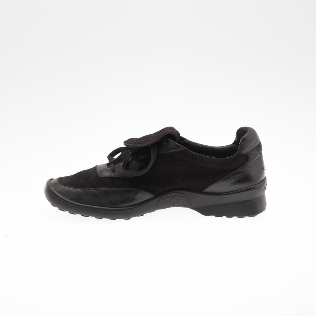 CHANEL. Sneakers, Wildleder und Leder in schwarz.