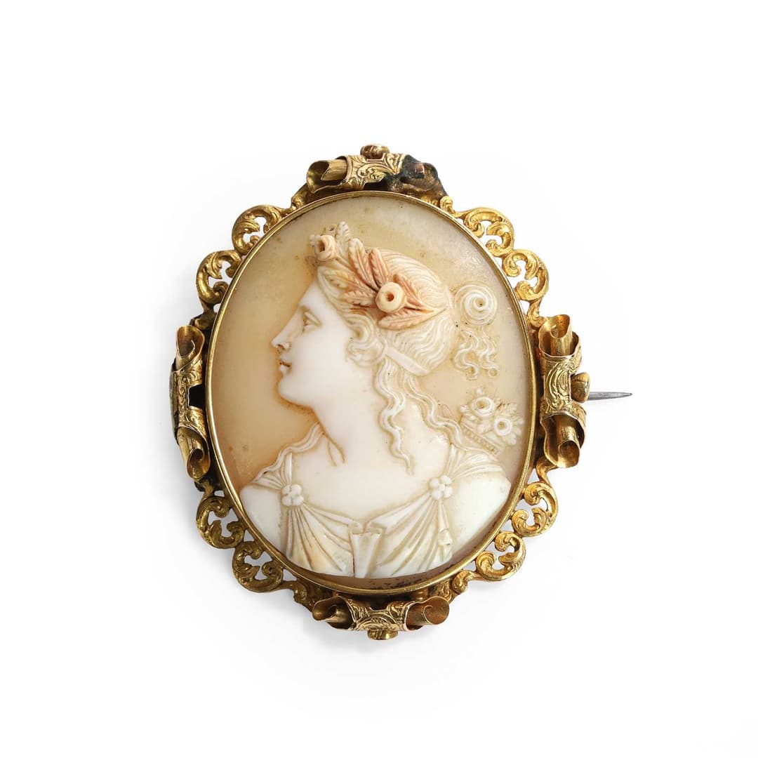 A Victorian shell cameo brooch