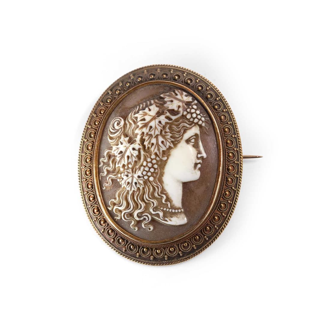 A Victorian shell cameo brooch