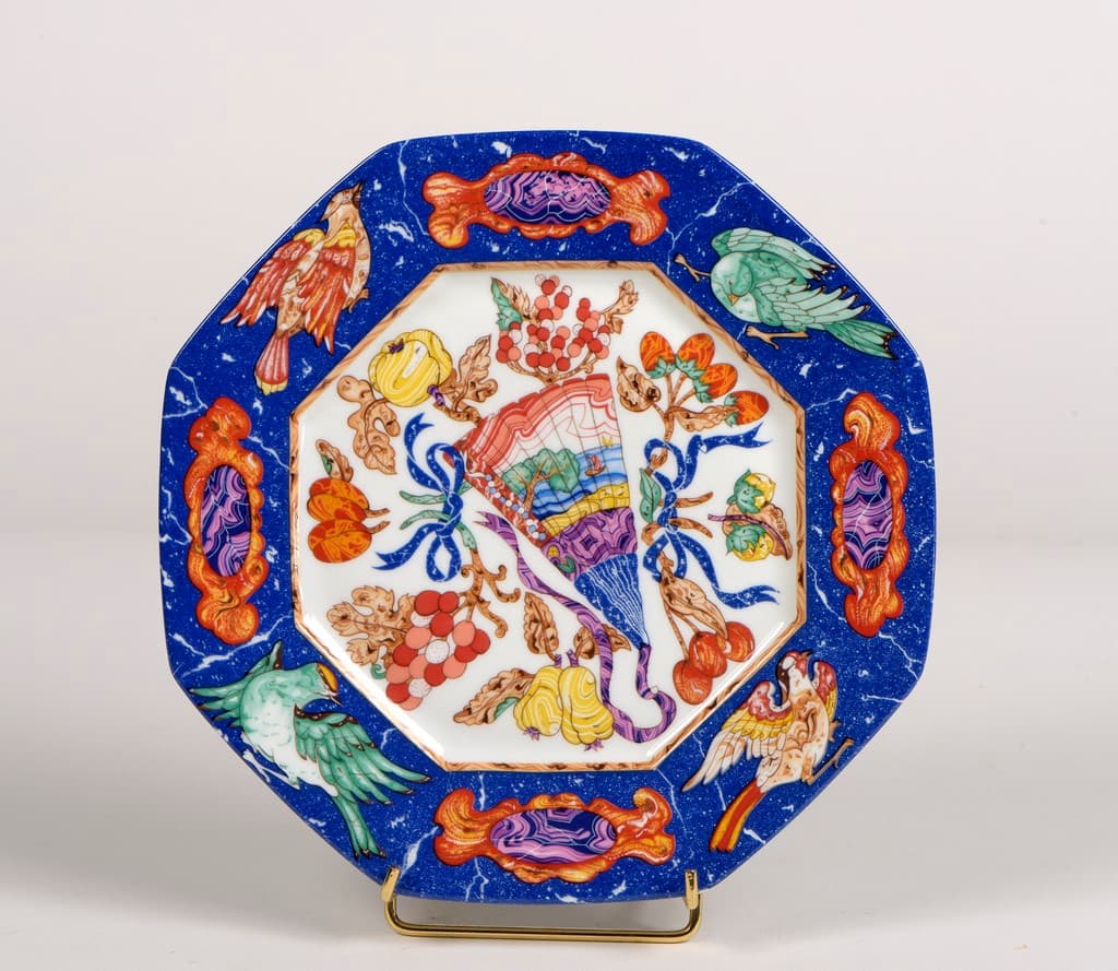 HERMES. Assiette en porcelaine émaillée polychrome sur fond bleu lapis-lazuli