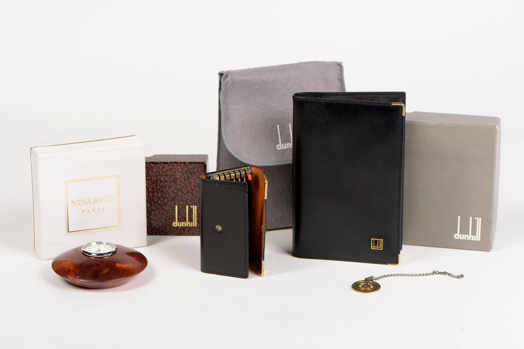 DUNHILL. Lot comprenant : 1/ Un carnet d'adresse à spirales, la reliure