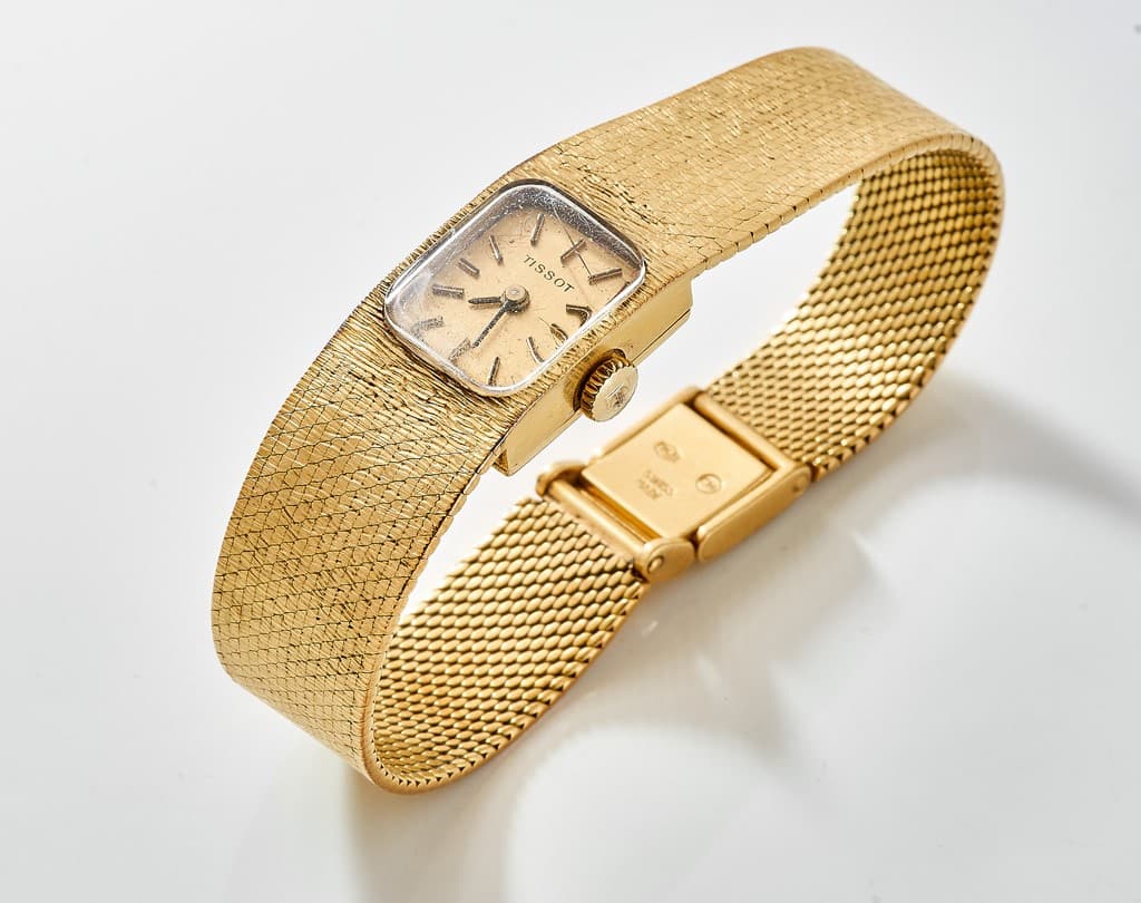 TISSOT ; Montre bracelet de dame en or jaune 18K. Cadran rectangulaire