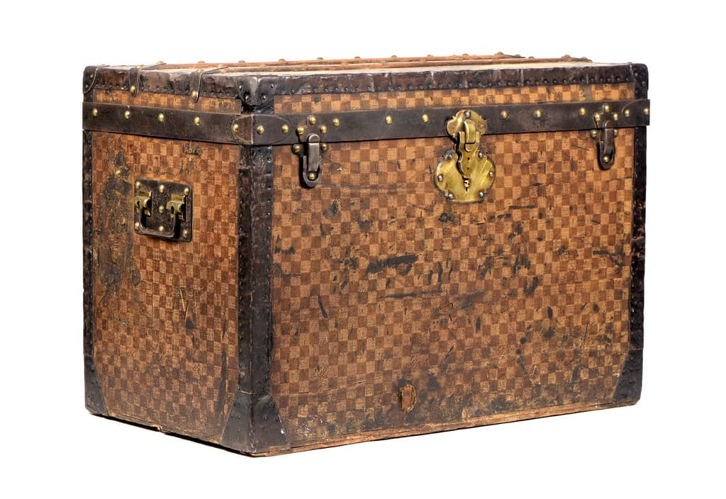 Louis VUITTON. Malle courrier en toile damier, renforts hêtre sur