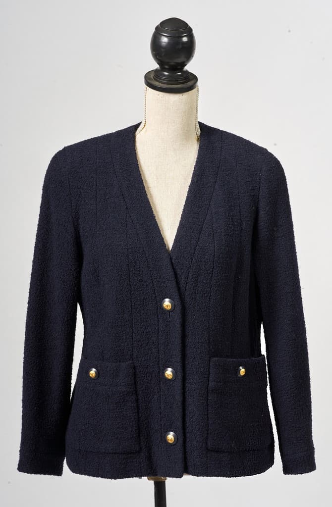 CHANEL et Karl LAGERFELD. Veste bleu marine. Boutons siglés. Avec