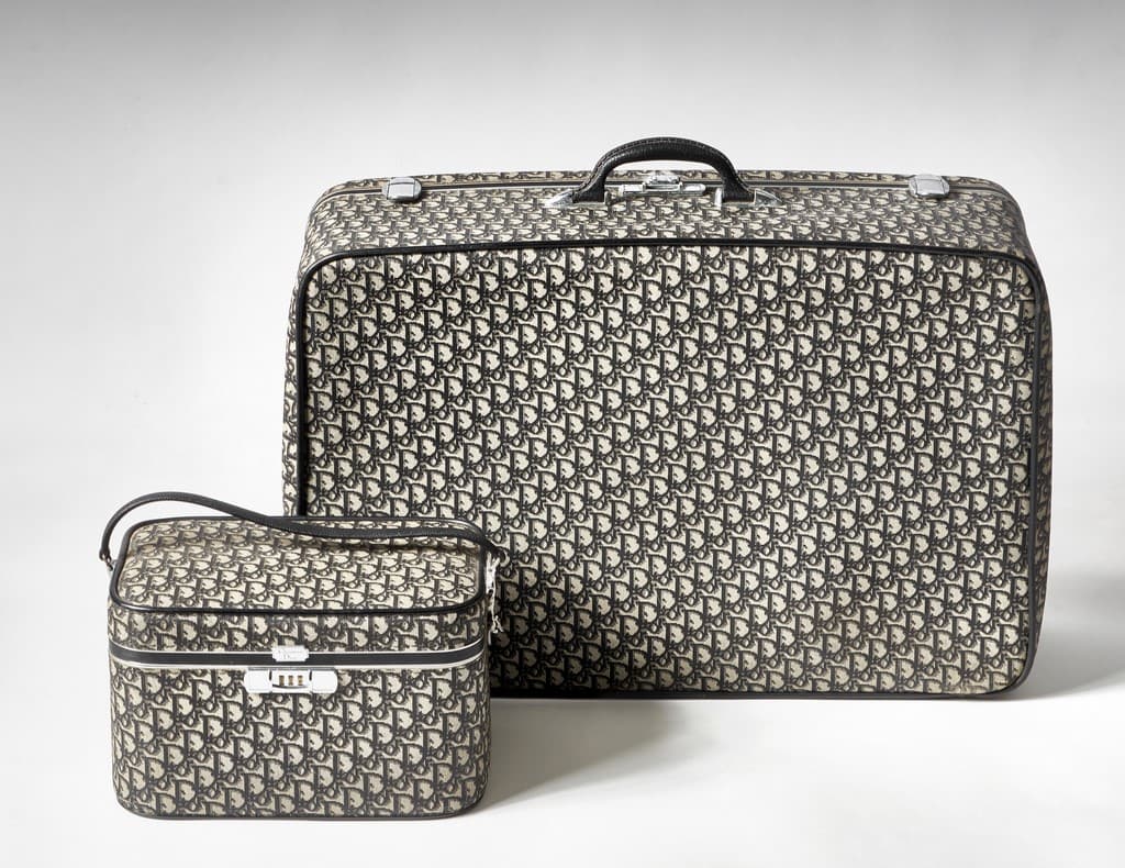 DIOR. Réunion d'un vanity-case et d'une valise vintage siglés bleu.