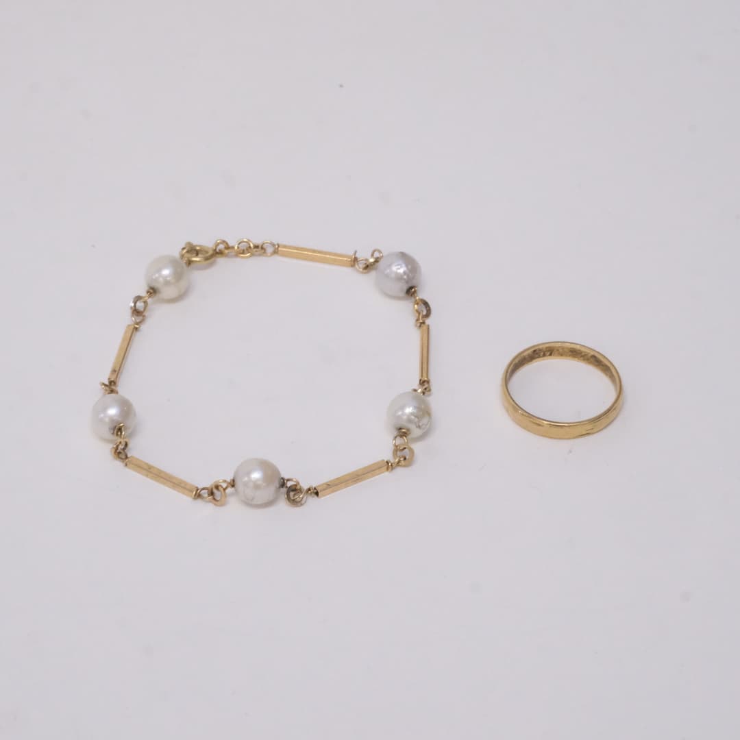 ARMBAND 18K GULD MED PÄRLOR SAMT SLÄT RING 18K GULD.