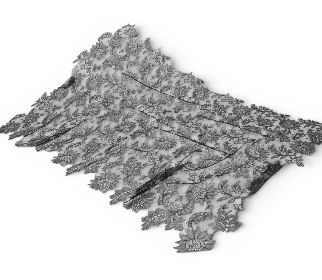 Black lace shawl from Chantilly, first third of the 20th Century.