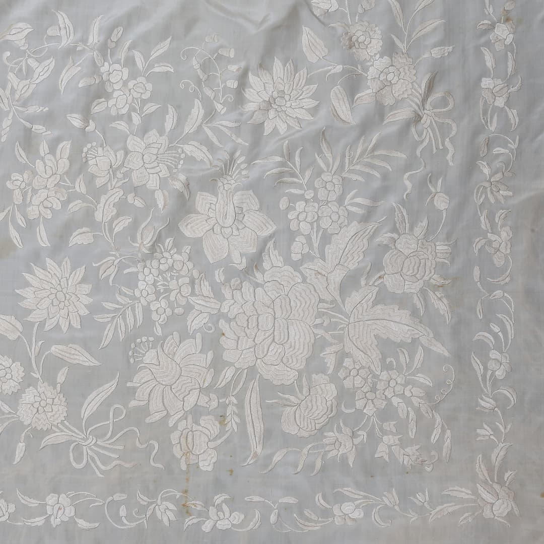 Elizabethan Manila shawl in embroidered ivory-coloured silk, early