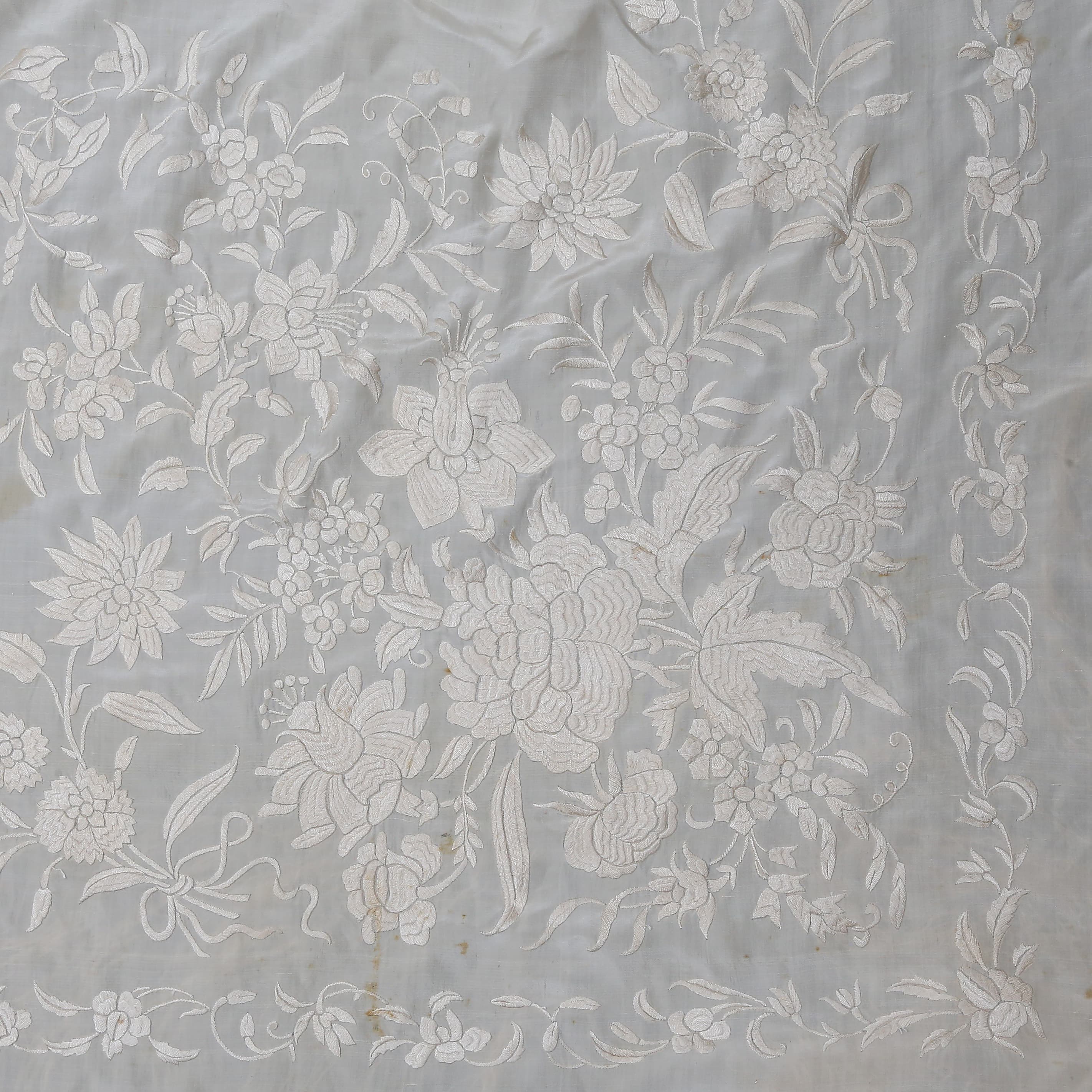 Elizabethan Manila shawl in embroidered ivory-coloured silk, early