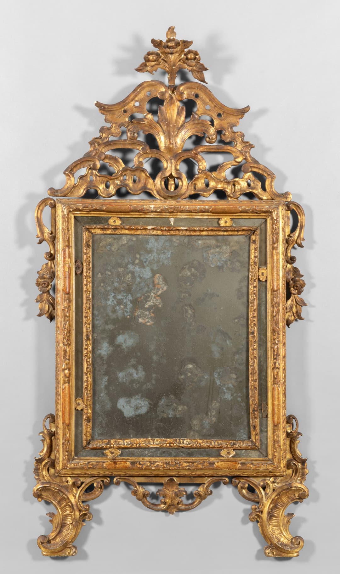 Specchiera in legno finemente intagliato e dorato, sec.XVIII cm. 87x h. 160