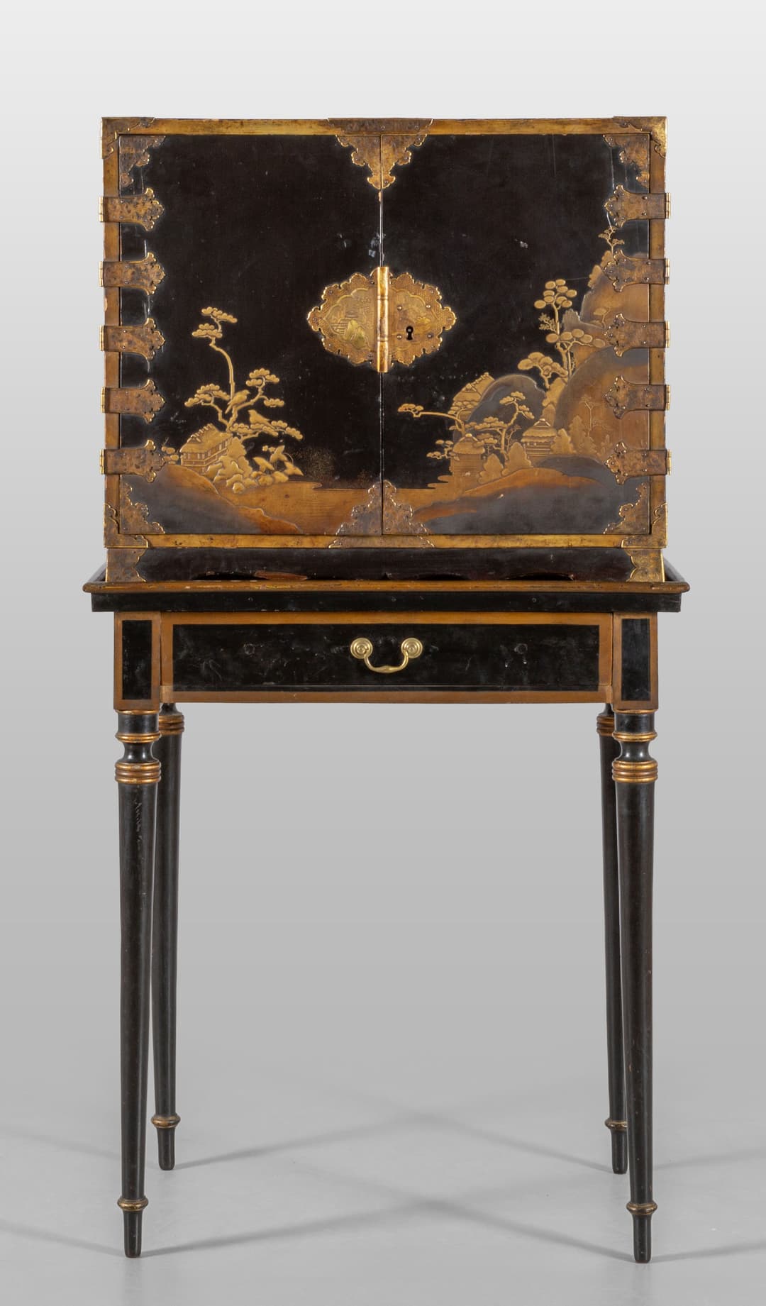 Stipo in legno laccato nero e oro con ricca decorazione in bronzi