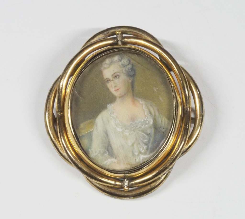 Biedermeier-Medaillonbrosche mit fein gemalter Miniatur.