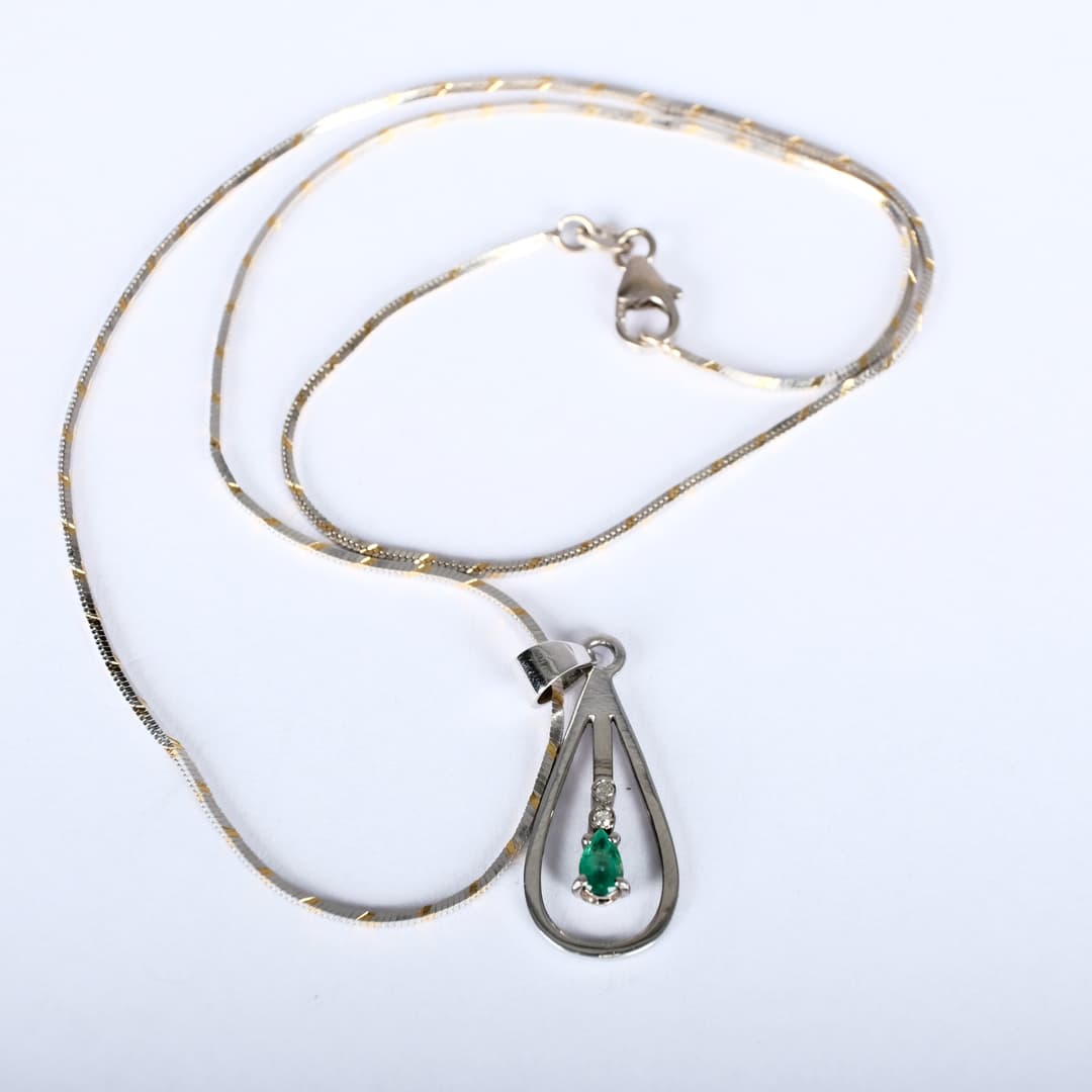 HALSBAND. 18K Vitt guld med smaragd & diamanter 1900-tal.