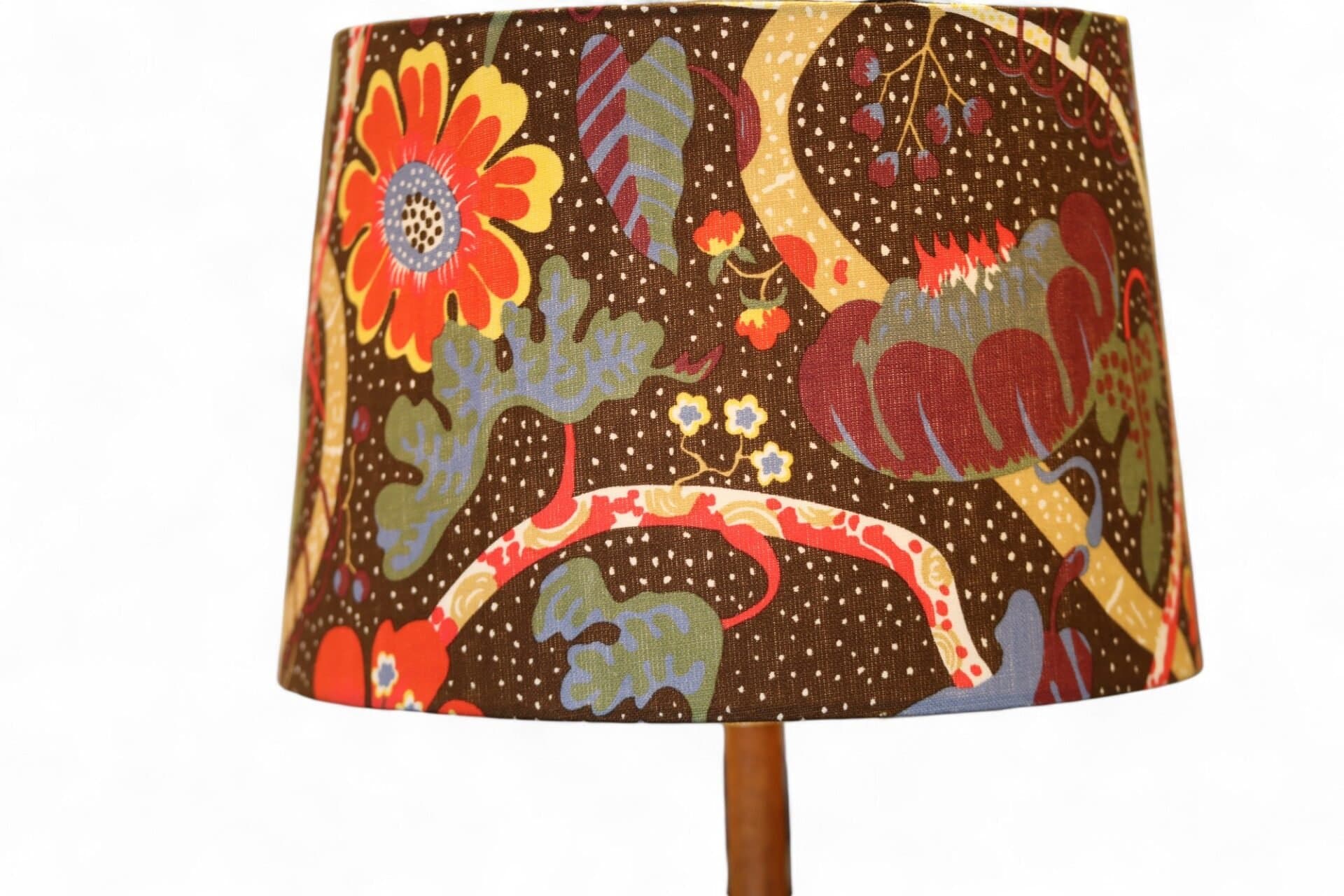 Lampskärm i mönster Mirakel av Josef Frank i tyg från Svenskt Tenn