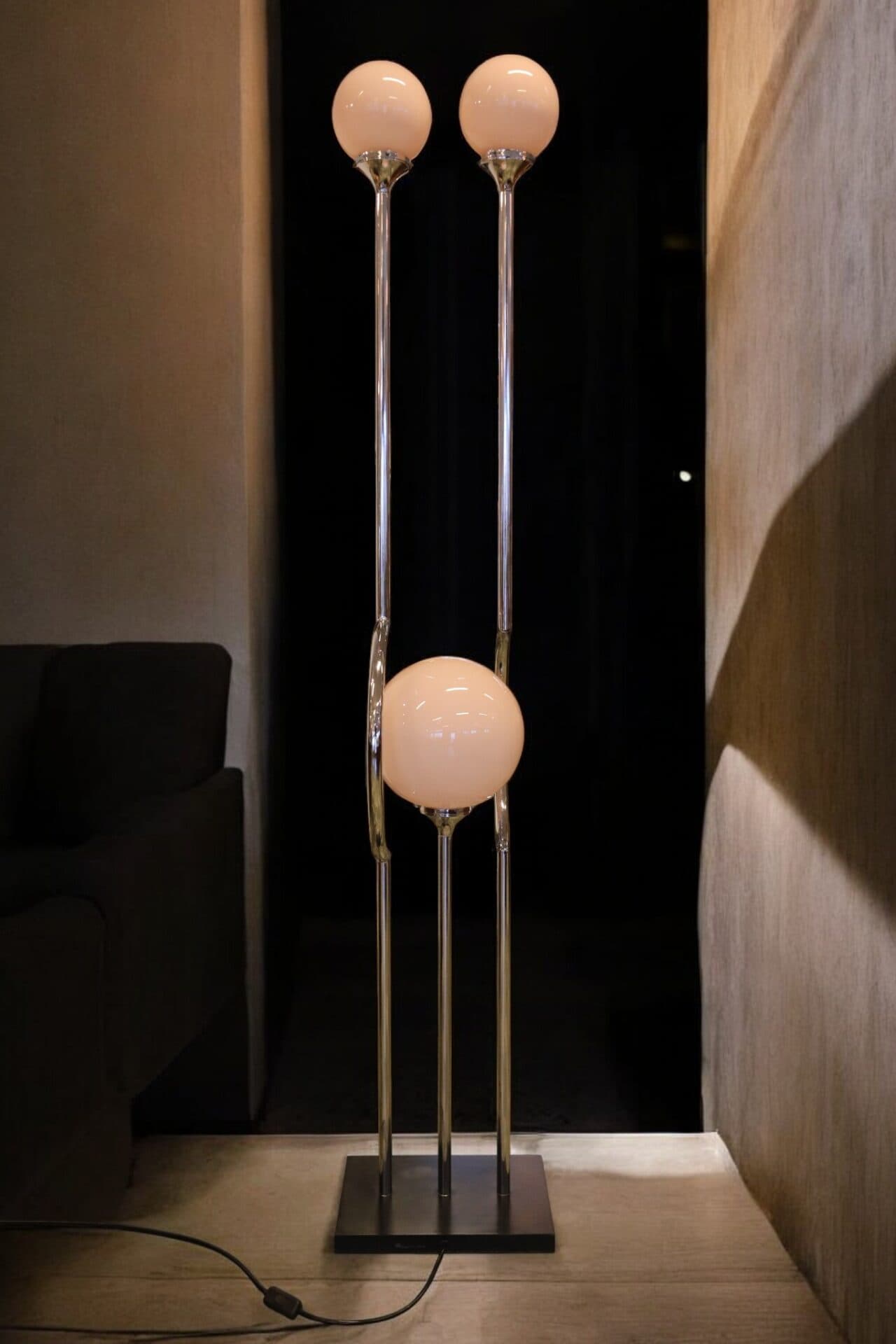 Awssi Design golvlampa Meeting i krom och glas. 185 cm hög