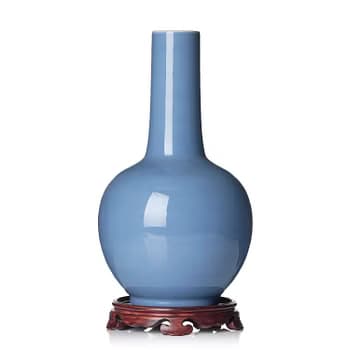 A 'claire de lune' glazed vase, late Qing dynasty.