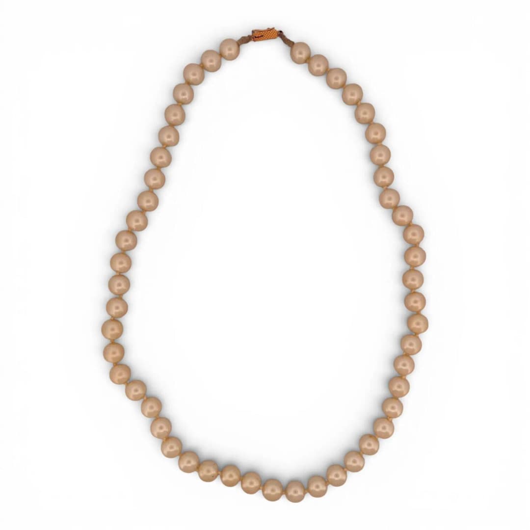Necklace of regular cultured pearls. Clasp in 18K (750) gold - Lot 216