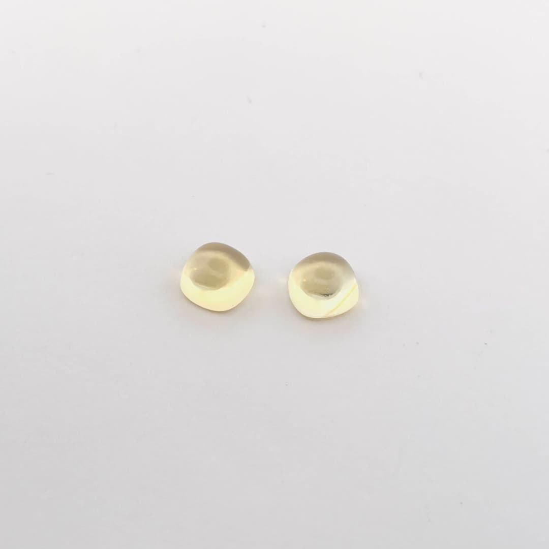 Pairing of two citrine cabochons on paper. Brazil. Dim.: 8 m - Lot 60