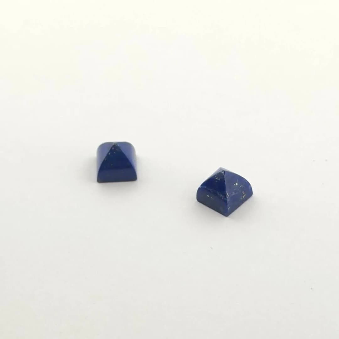 Pairing of two lapis lazuli cabochons on paper. Size: 5 x 5 - Lot 67