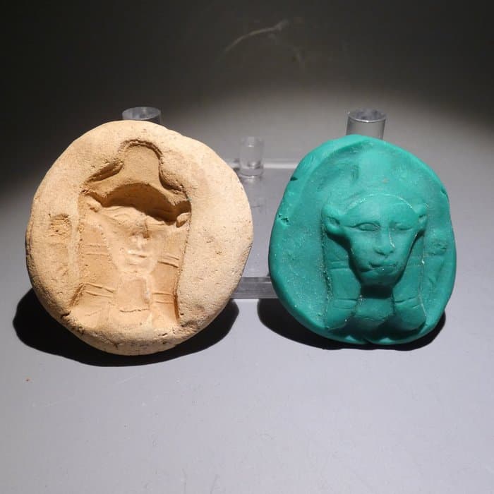 Antiguo Egipto Terracota Molde para hacer la diosa Hathor, amuletos. 6 cm de alto. Reino Nuevo, 1550–1070 a. C.