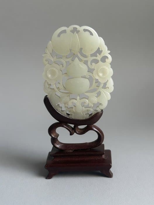 Qing Dynasty Chinese Carved White Jade Disc with Openwork Decoration on Wooden Base 7cmx5cm - Jade blanco - China - Dinastía Qing (1644-1911)