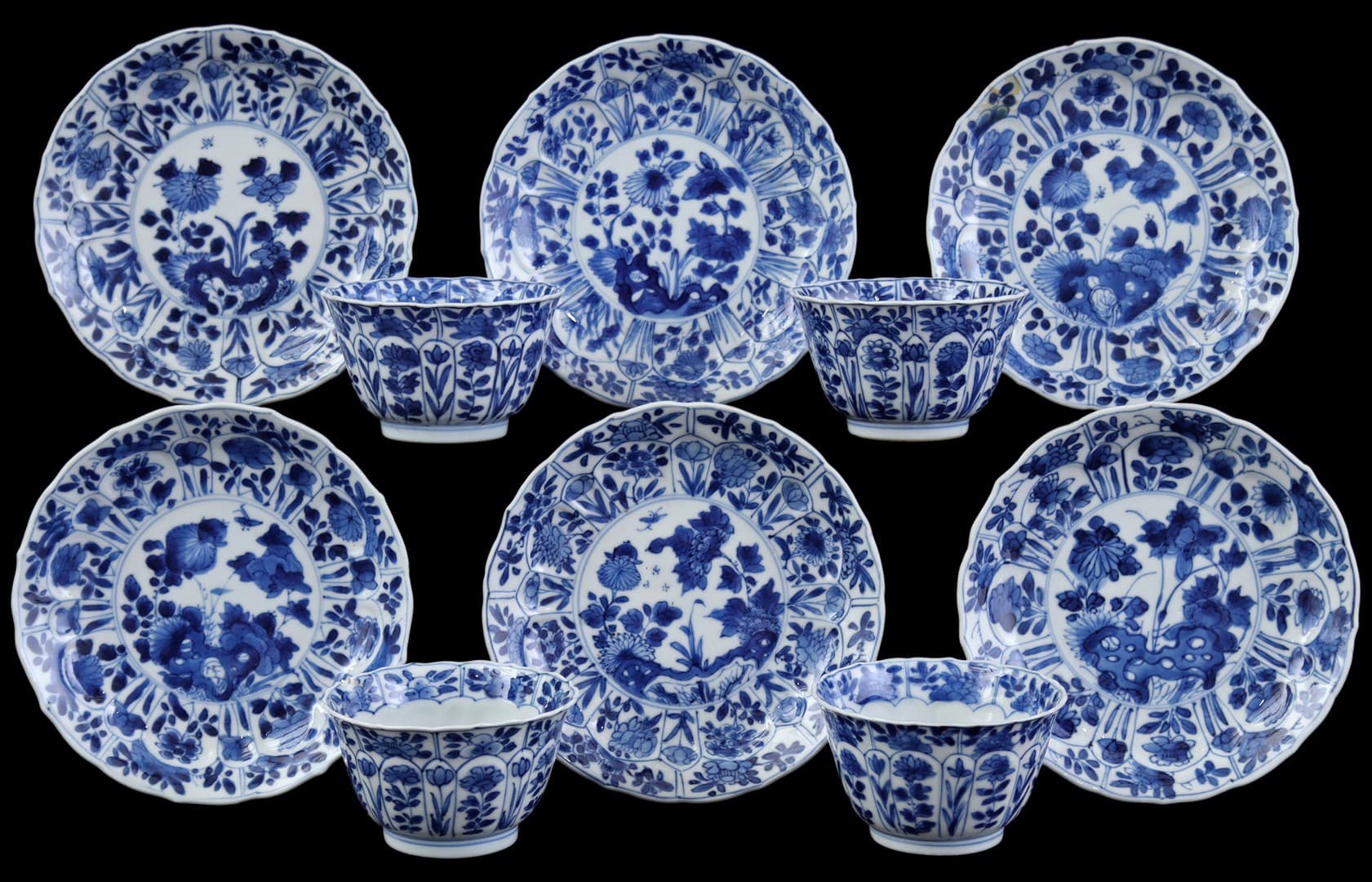 4 porseleinen kop en 6 schotels met blauw floraal decor