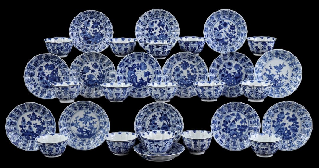 15 porseleinen kop en schotels met blauw floraal decor en vogels