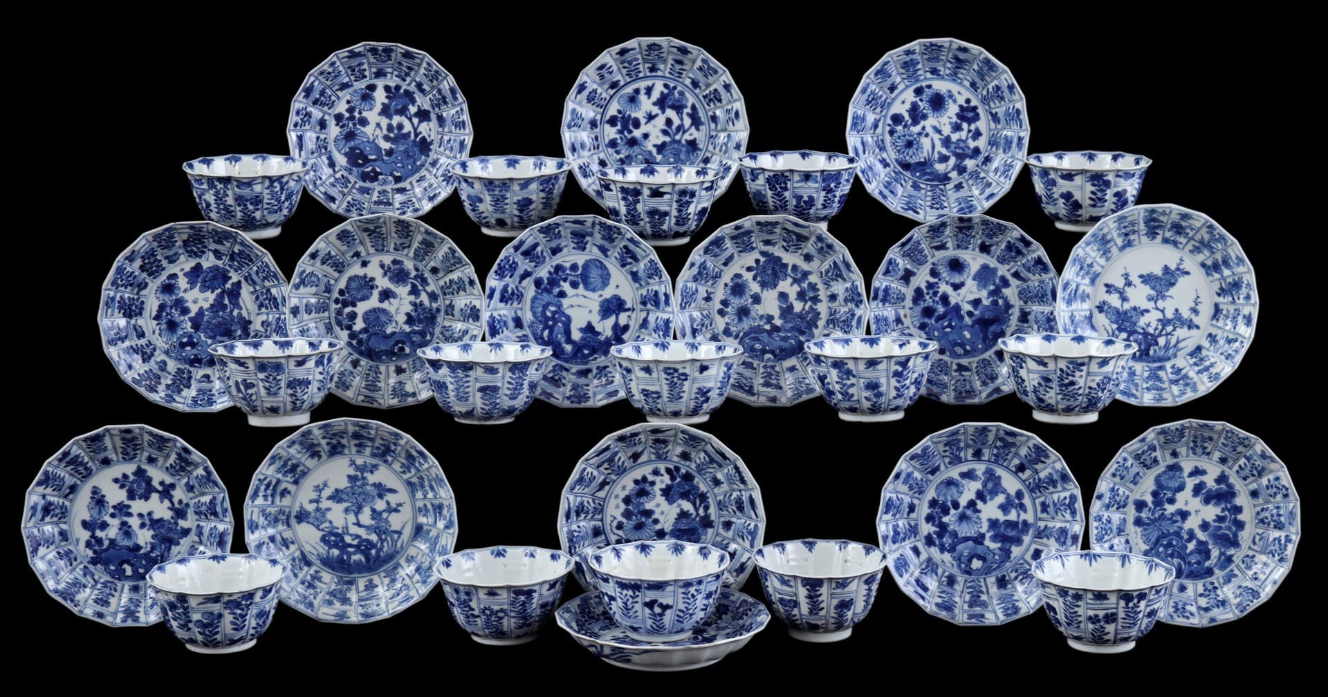 15 porseleinen kop en schotels met blauw floraal decor en vogels