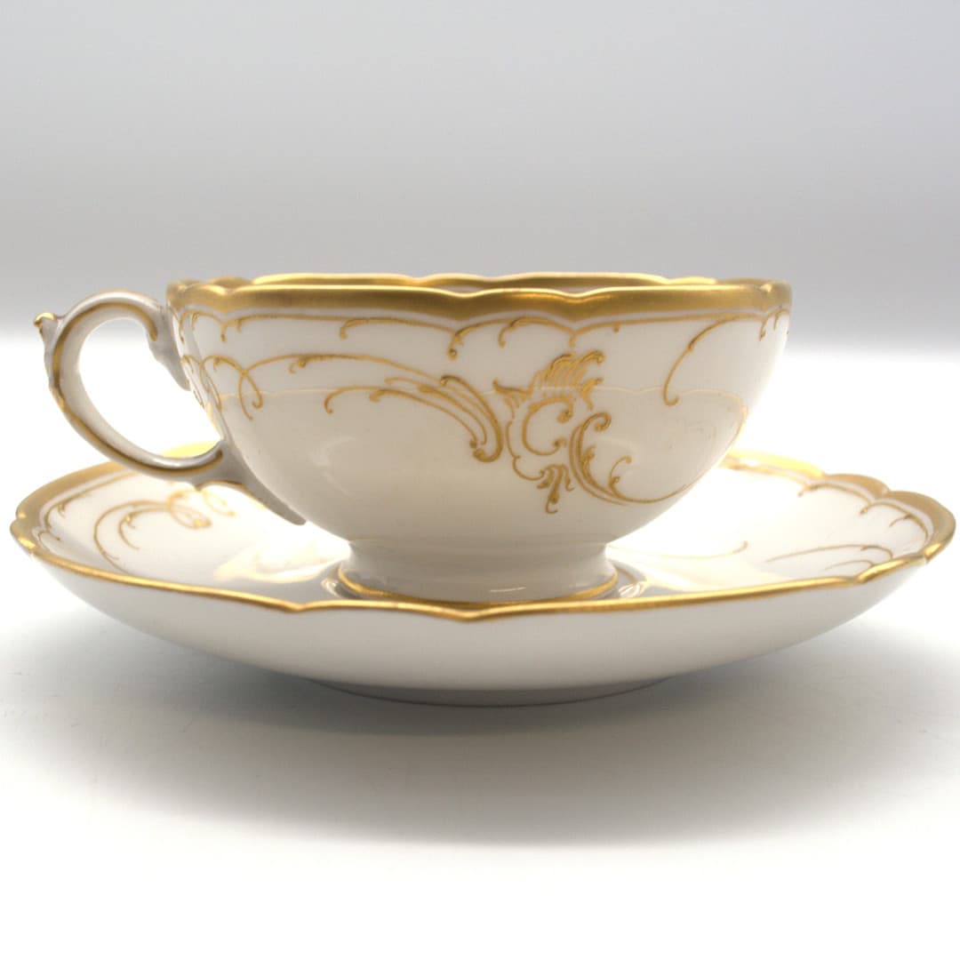ANTIKE TASSE & UNTERTASSE KPM BERLIN 19. JAHRHUNDERT. MIT GOLDBEMALUNG.