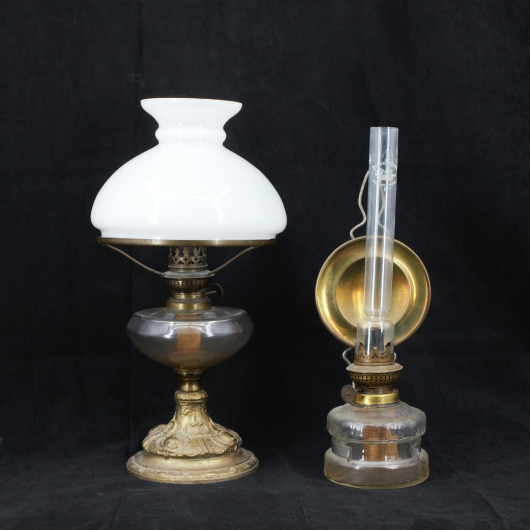 BORDSFOTOGENLAMPA och VÄGGLAMPA, 2 delar, mässing, glas, 1900-tal.