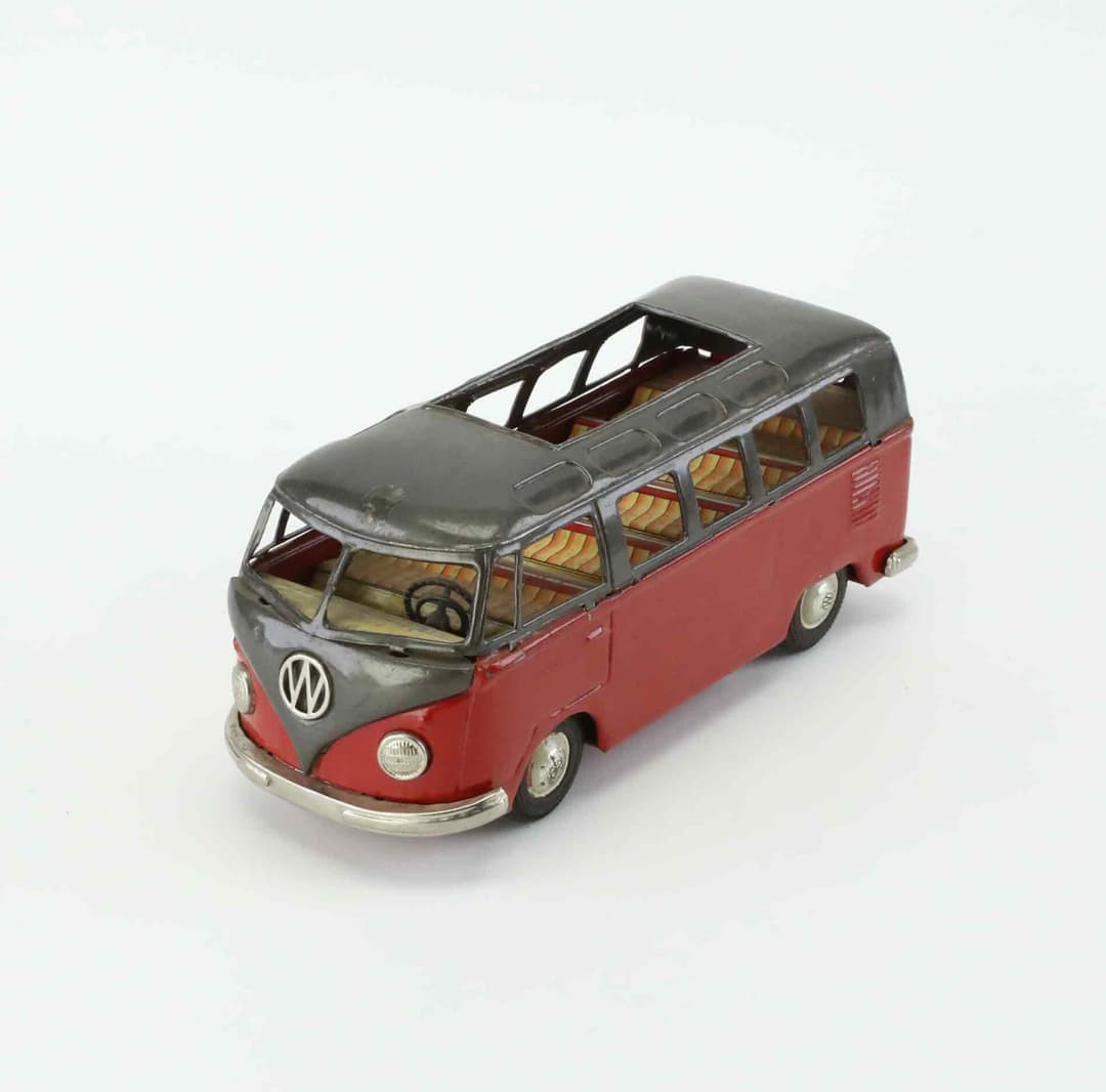 BANDAI, VW-buss med öppet tak. Röd och svart plåt. Friktion.