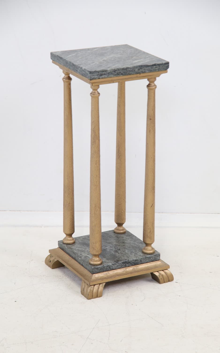 Pedestal, piedra/madera.