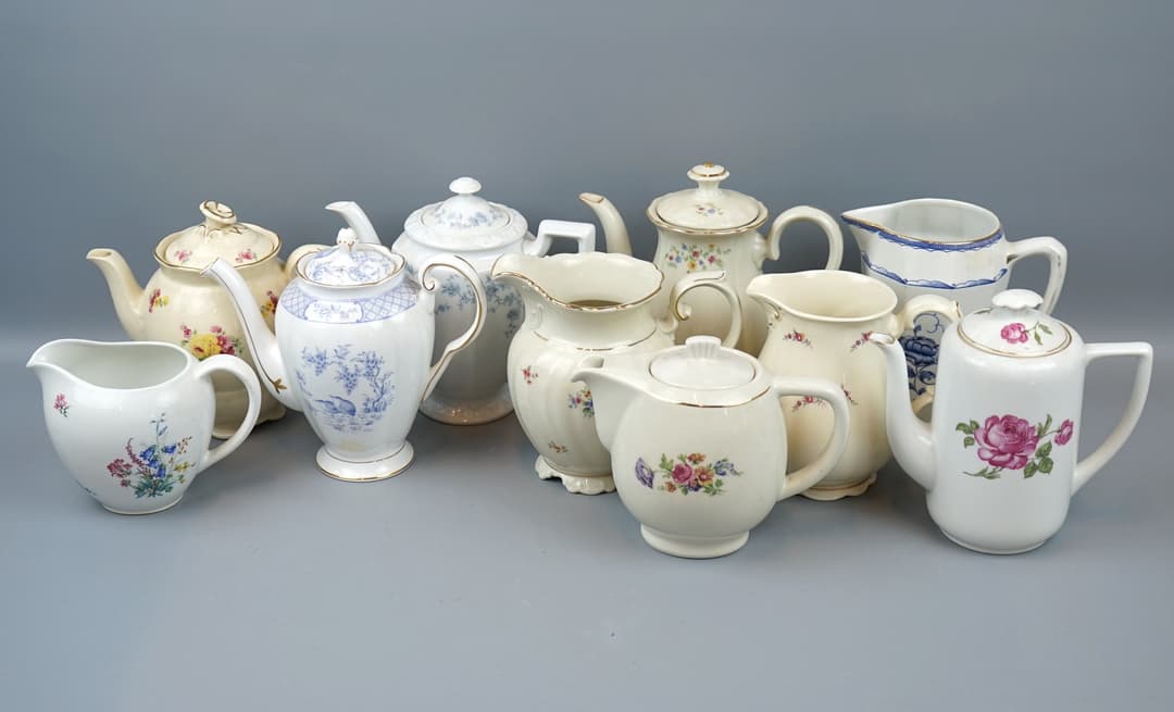 Jarras, muchas, porcelana, incluyendo Rörstrand.