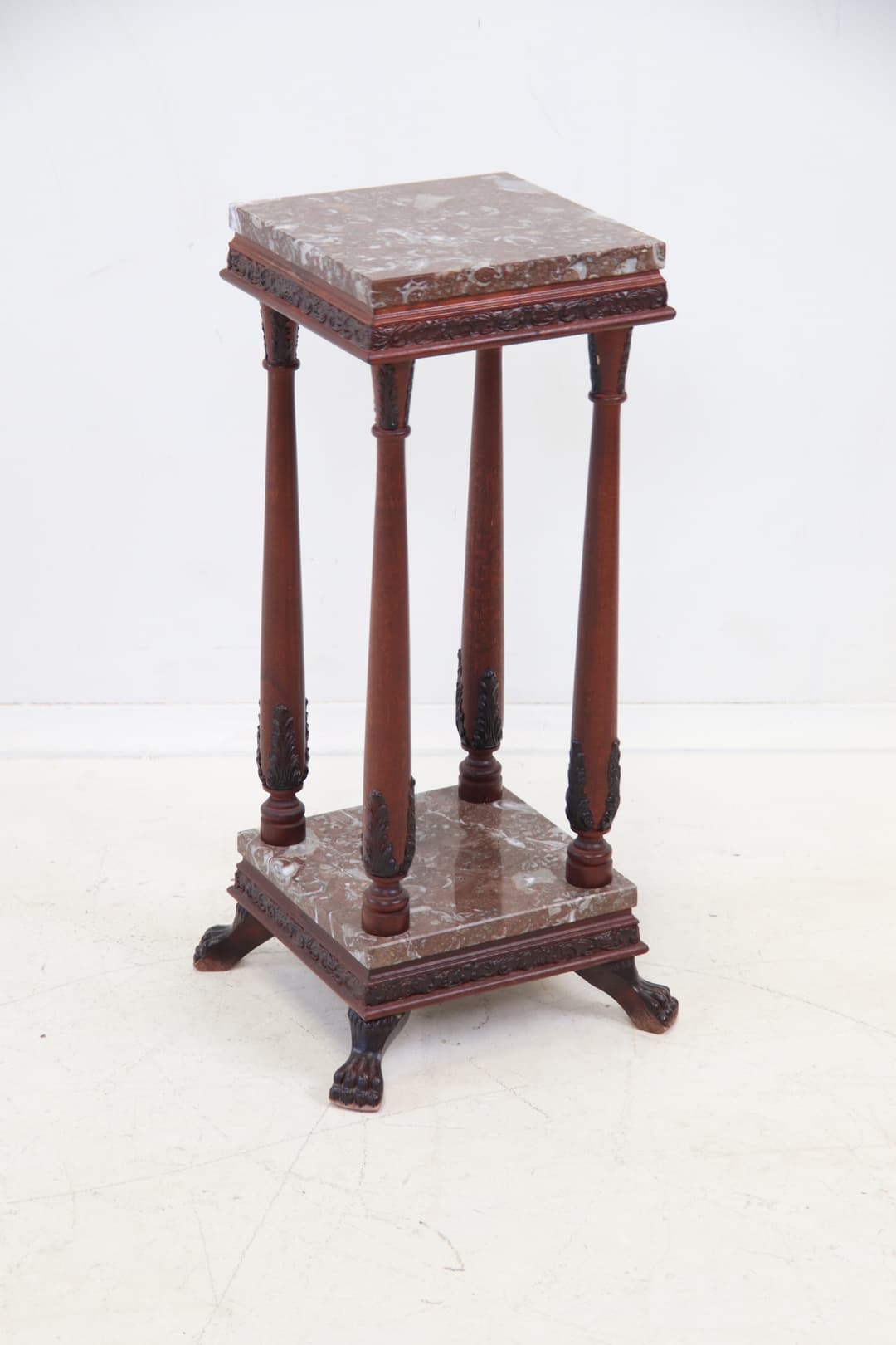 Pedestal, piedra/madera.